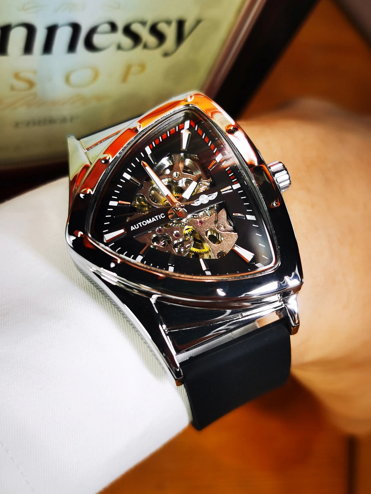 WINNER automatisch herenhorloge, driehoekig skeletontwerp, lichtgevende wijzers, rubberen band, militaire stijl, luxe mechanisch horloge