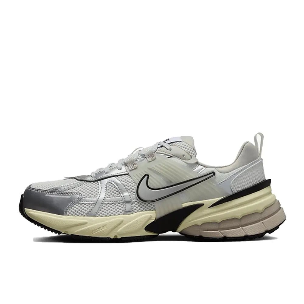 Buty do biegania Nike V2K Run Retro – wygodna amortyzacja i wytrzymała konstrukcja. Unisexowy, swobodny styl na co dzień. HF5724-061