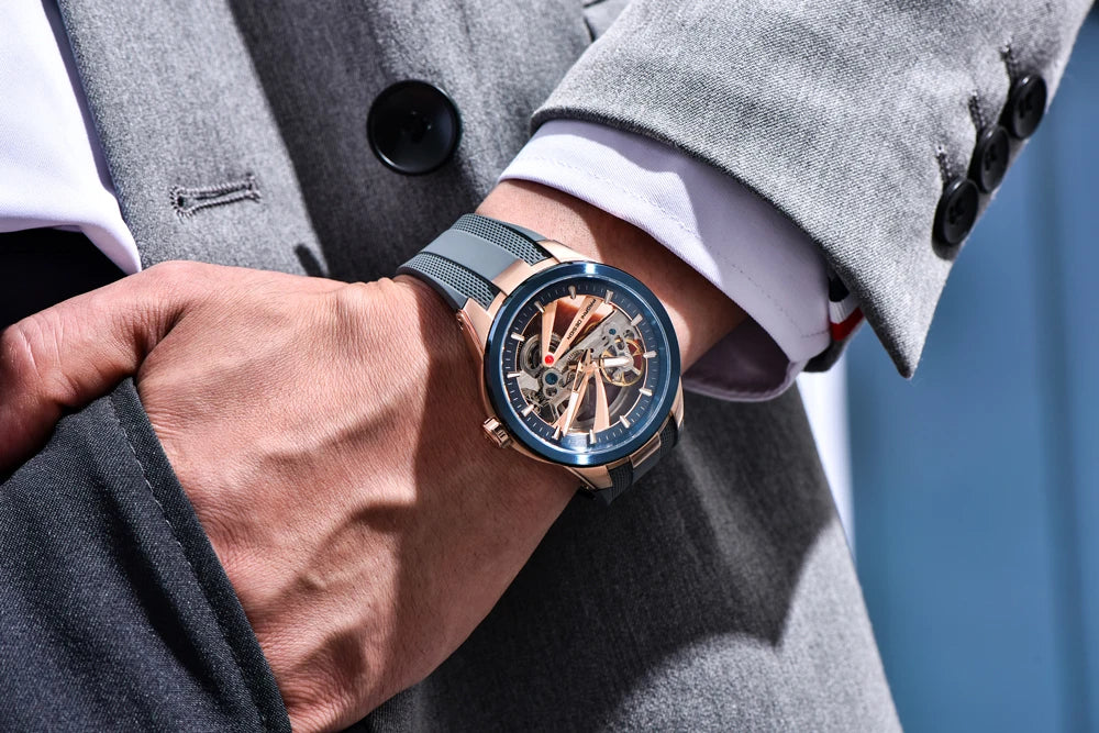 Herrenuhr von PAGANI DESIGN – Mechanisches Luxusuhrwerk mit Automatikaufzug, „Skelett“-Ausführung (mit offenem Herz), ausgestattet mit einem Tourbillon, Saphirglas mit Antireflexbeschichtung, wasserdicht und leuchtend.