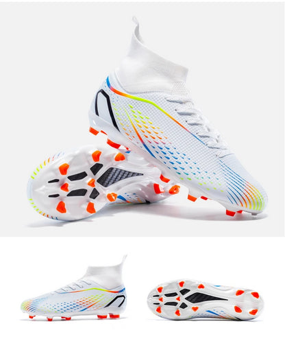 Chaussures de football à crampons longs FG avec col chaussette montante, tige texturée, crampons pour terrain dur, légères, antidérapantes et offrant une bonne adhérence.