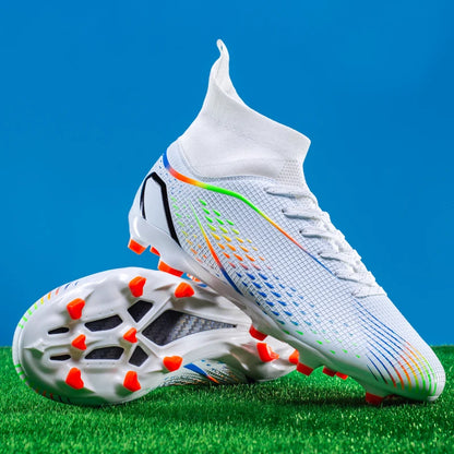 Chaussures de football à crampons longs FG avec col chaussette montante, tige texturée, crampons pour terrain dur, légères, antidérapantes et offrant une bonne adhérence.