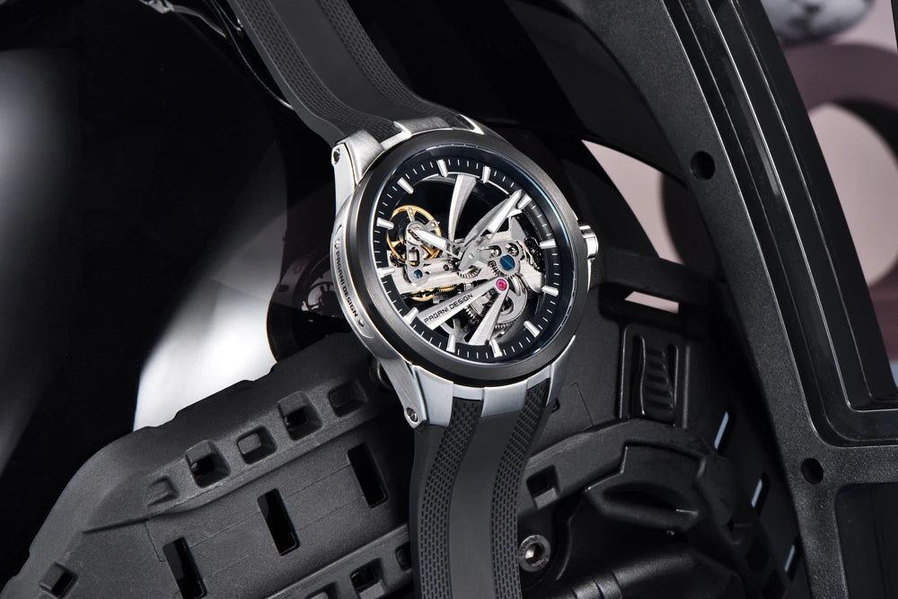 Herrenuhr von PAGANI DESIGN – Mechanisches Luxusuhrwerk mit Automatikaufzug, „Skelett“-Ausführung (mit offenem Herz), ausgestattet mit einem Tourbillon, Saphirglas mit Antireflexbeschichtung, wasserdicht und leuchtend.