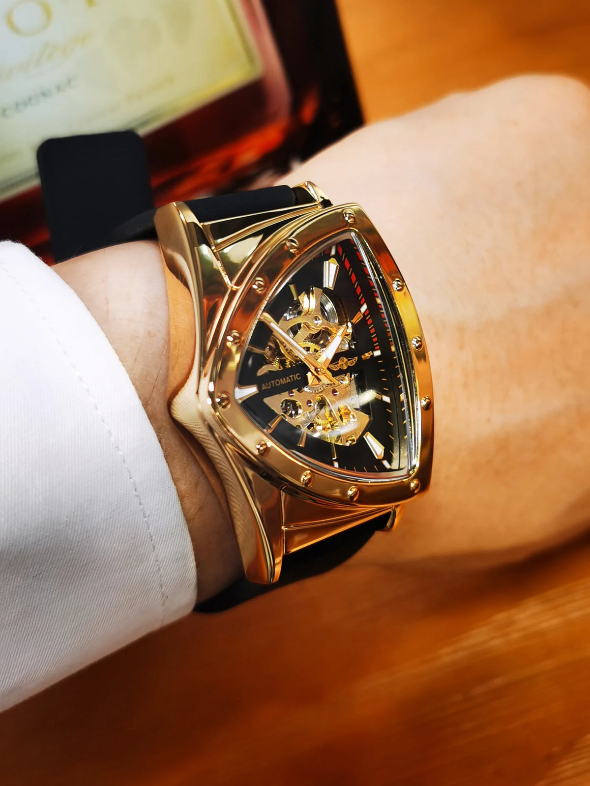 WINNER automatisch herenhorloge, driehoekig skeletontwerp, lichtgevende wijzers, rubberen band, militaire stijl, luxe mechanisch horloge