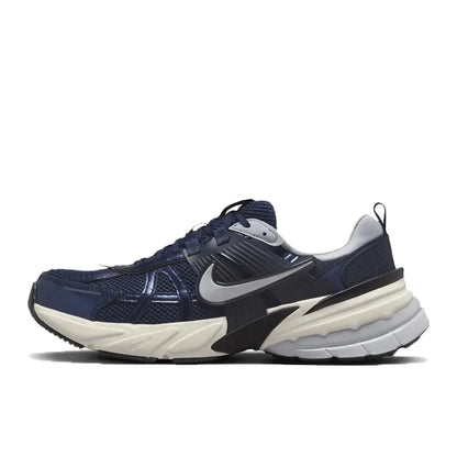 Buty do biegania Nike V2K Run Retro – wygodna amortyzacja i wytrzymała konstrukcja. Unisexowy, swobodny styl na co dzień. HF5724-061