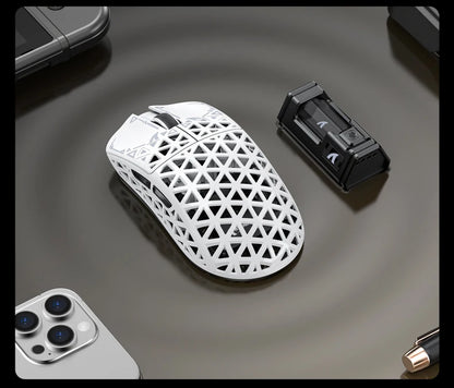 ATTACK SHARK R5 Ultra Carbon Fiber trådløs gamingmus, PixArt PAW3950MAX gamingsensor, 42000DPI, 8000Hz, MCU Nordic 52840