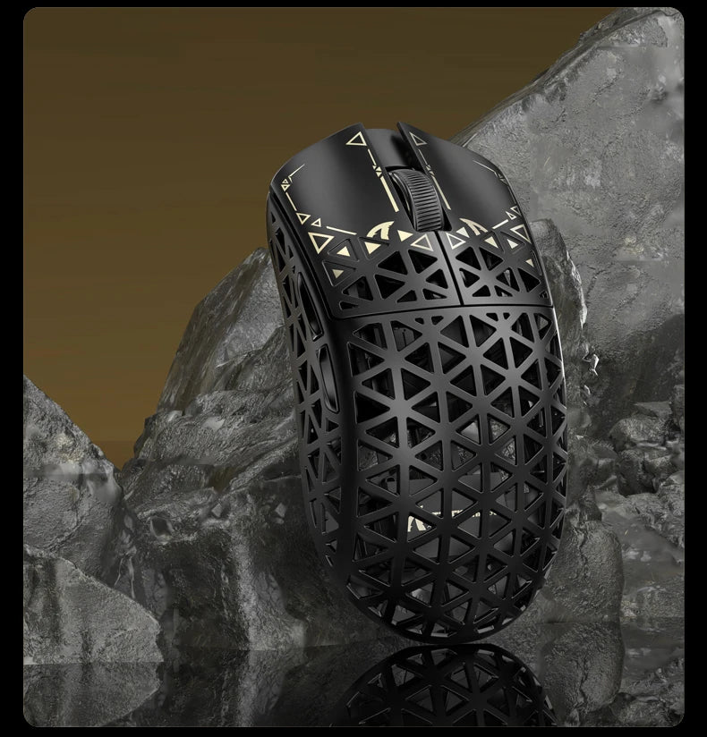 ATTACK SHARK R5 Ultra Carbon Fiber trådløs gamingmus, PixArt PAW3950MAX gamingsensor, 42000DPI, 8000Hz, MCU Nordic 52840