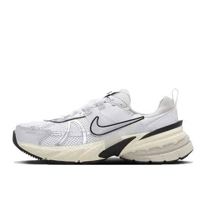 Buty do biegania Nike V2K Run Retro – wygodna amortyzacja i wytrzymała konstrukcja. Unisexowy, swobodny styl na co dzień. HF5724-061