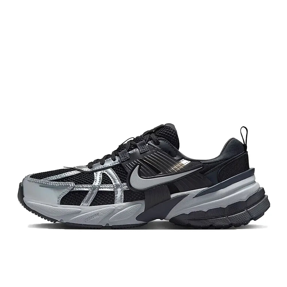 Buty do biegania Nike V2K Run Retro – wygodna amortyzacja i wytrzymała konstrukcja. Unisexowy, swobodny styl na co dzień. HF5724-061