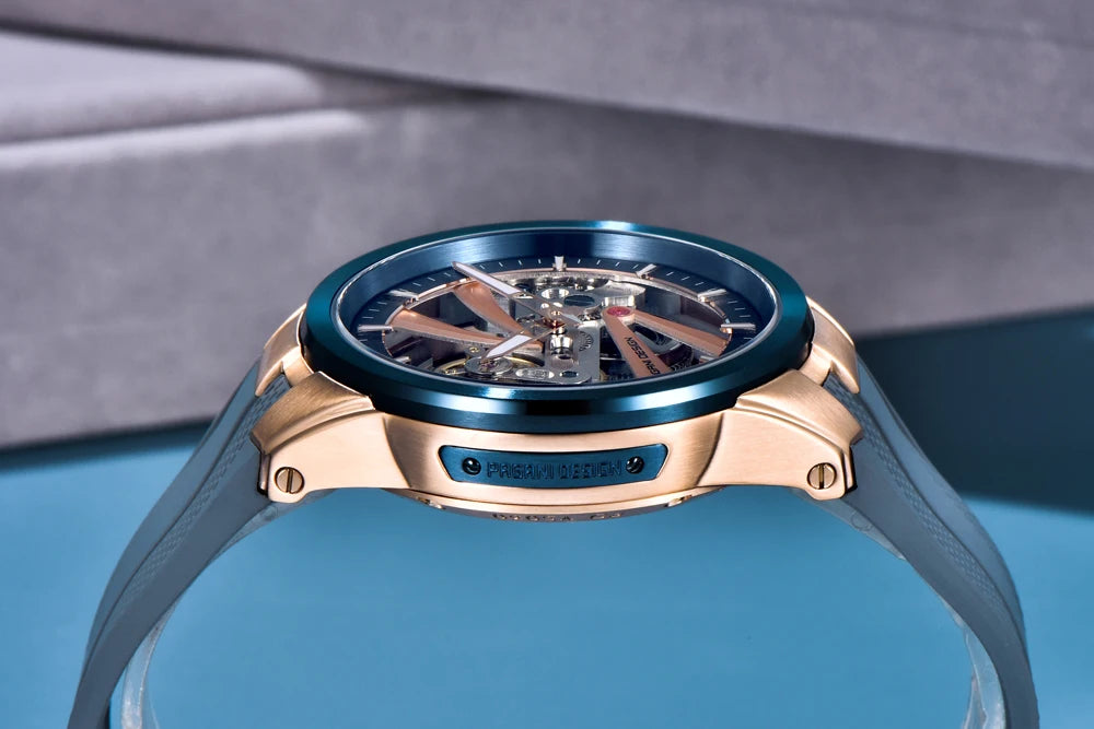 Herrenuhr von PAGANI DESIGN – Mechanisches Luxusuhrwerk mit Automatikaufzug, „Skelett“-Ausführung (mit offenem Herz), ausgestattet mit einem Tourbillon, Saphirglas mit Antireflexbeschichtung, wasserdicht und leuchtend.