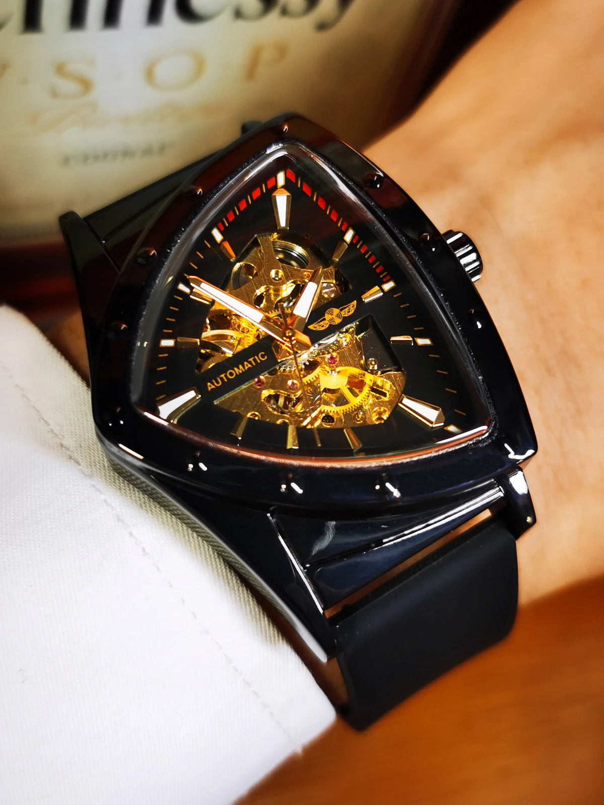 WINNER automatisch herenhorloge, driehoekig skeletontwerp, lichtgevende wijzers, rubberen band, militaire stijl, luxe mechanisch horloge