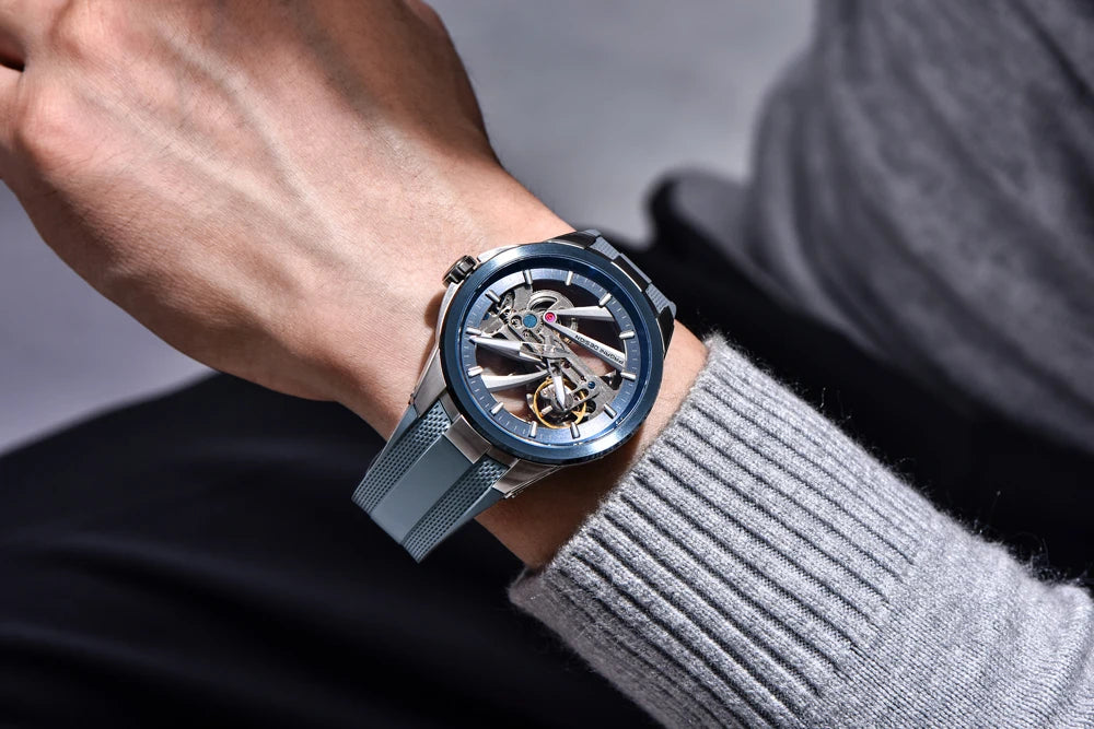 Herrenuhr von PAGANI DESIGN – Mechanisches Luxusuhrwerk mit Automatikaufzug, „Skelett“-Ausführung (mit offenem Herz), ausgestattet mit einem Tourbillon, Saphirglas mit Antireflexbeschichtung, wasserdicht und leuchtend.