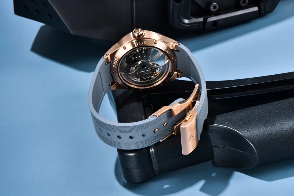Herrenuhr von PAGANI DESIGN – Mechanisches Luxusuhrwerk mit Automatikaufzug, „Skelett“-Ausführung (mit offenem Herz), ausgestattet mit einem Tourbillon, Saphirglas mit Antireflexbeschichtung, wasserdicht und leuchtend.