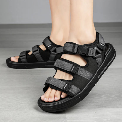 Une paire de sandales d'été simples et tendance, respirantes, résistantes à l'usure, légères, décontractées, prêtes pour la plage, chaussures de conduite polyvalentes pour hommes