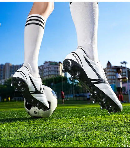 Hibridiniai futbolo bateliai su patvariu neslystančiu padu, patogūs dėvėti laisvalaikio futbolo treniruotėms ir varžyboms