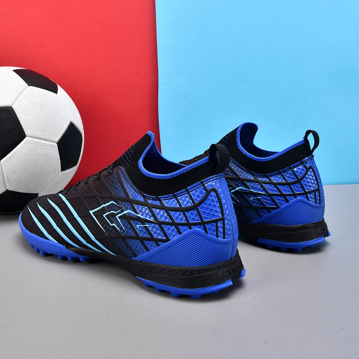 Nouvelles chaussures de football pour hommes, crampons de futsal, chaussures de football, confortables, ultra-légères, pour terrain synthétique et naturel, sportives, antidérapantes, pour adultes, professionnelles.
