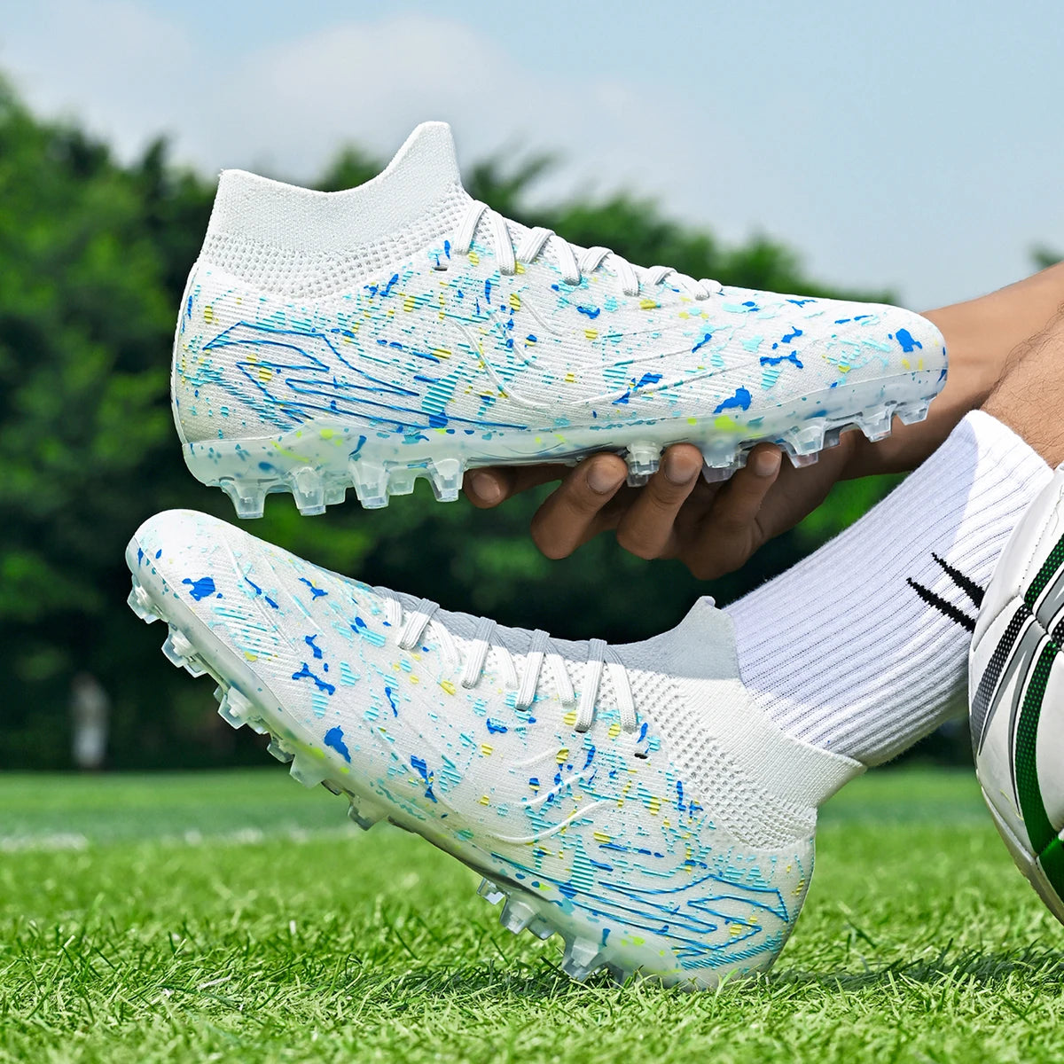 Chaussures de football pour hommes, crampons pour terrain en gazon, protection renforcée de la cheville, semelle intérieure absorbant les chocs, pour terrains en gazon naturel dur et légèrement artificiel.