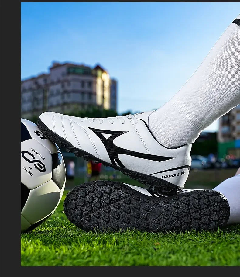 Hibridiniai futbolo bateliai su patvariu neslystančiu padu, patogūs dėvėti laisvalaikio futbolo treniruotėms ir varžyboms