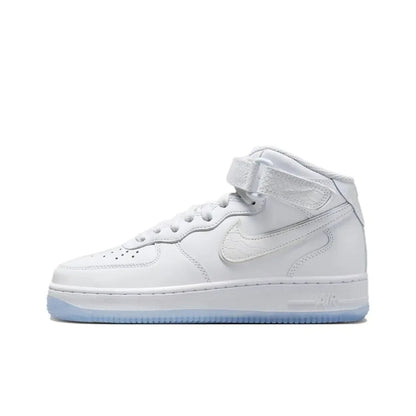 Unisex klasični športni copati Nike Air Force 1 Mid Top, udobna oblazinjenost in trpežna zasnova za vsakdanjo ulično modo DQ7666-001