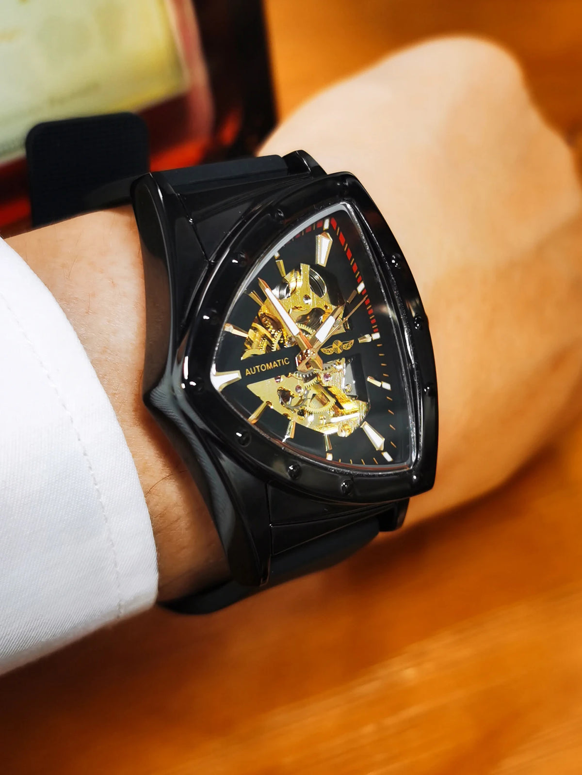 WINNER automatisch herenhorloge, driehoekig skeletontwerp, lichtgevende wijzers, rubberen band, militaire stijl, luxe mechanisch horloge