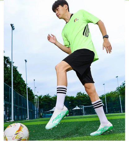 Nouvelles chaussures de football pour hommes, antidérapantes, à tige haute, pour terrain en herbe, chaussures de sport pour garçons, crampons d'extérieur très vendus, de haute qualité et légers.