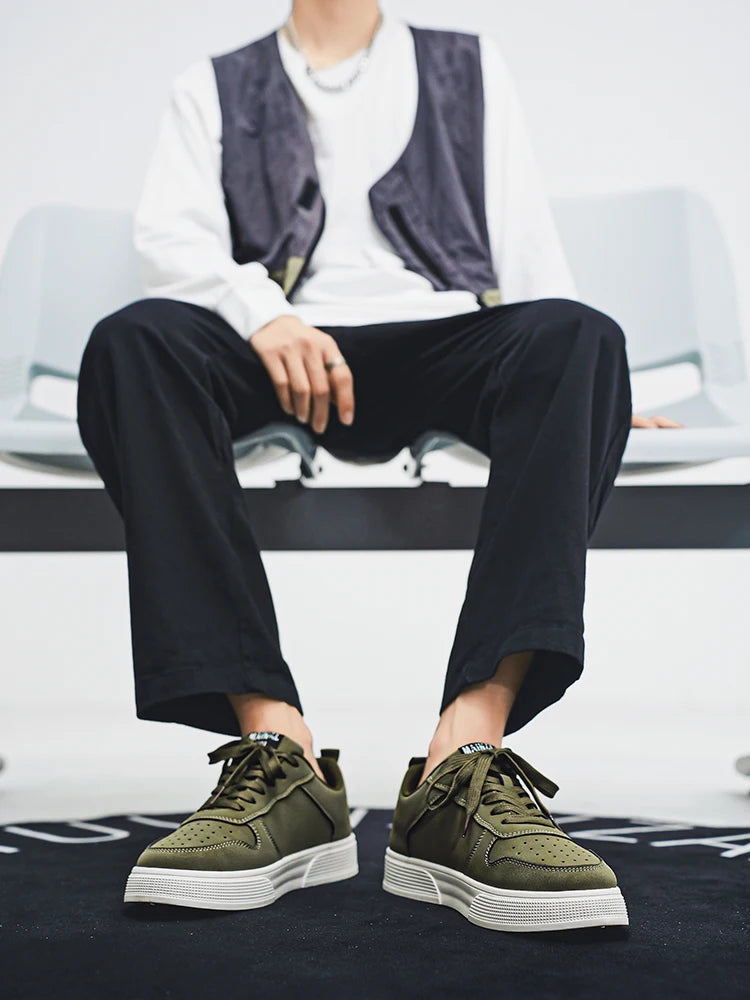1 pair sports casual skateboarding shoes, comfortable and fashionable, with a snug upper that fits the foot and a slip-resistant sole