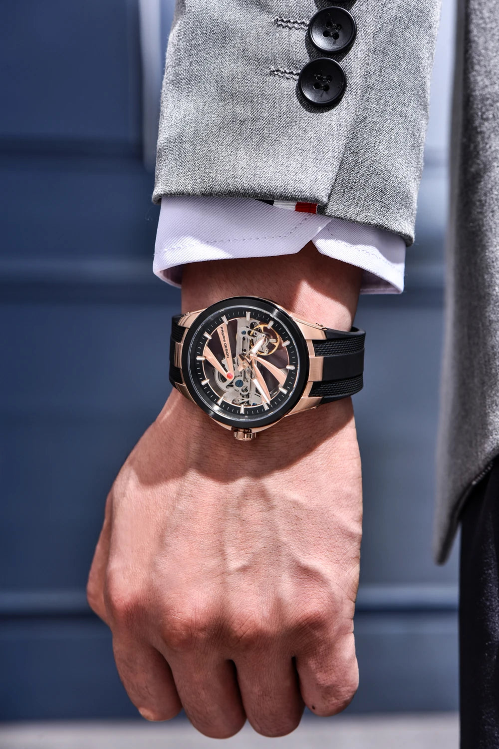 Herrenuhr von PAGANI DESIGN – Mechanisches Luxusuhrwerk mit Automatikaufzug, „Skelett“-Ausführung (mit offenem Herz), ausgestattet mit einem Tourbillon, Saphirglas mit Antireflexbeschichtung, wasserdicht und leuchtend.