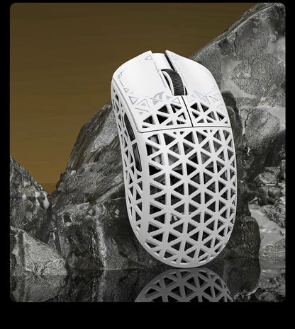 ATTACK SHARK R5 Ultra Carbon Fiber trådløs gamingmus, PixArt PAW3950MAX gamingsensor, 42000DPI, 8000Hz, MCU Nordic 52840