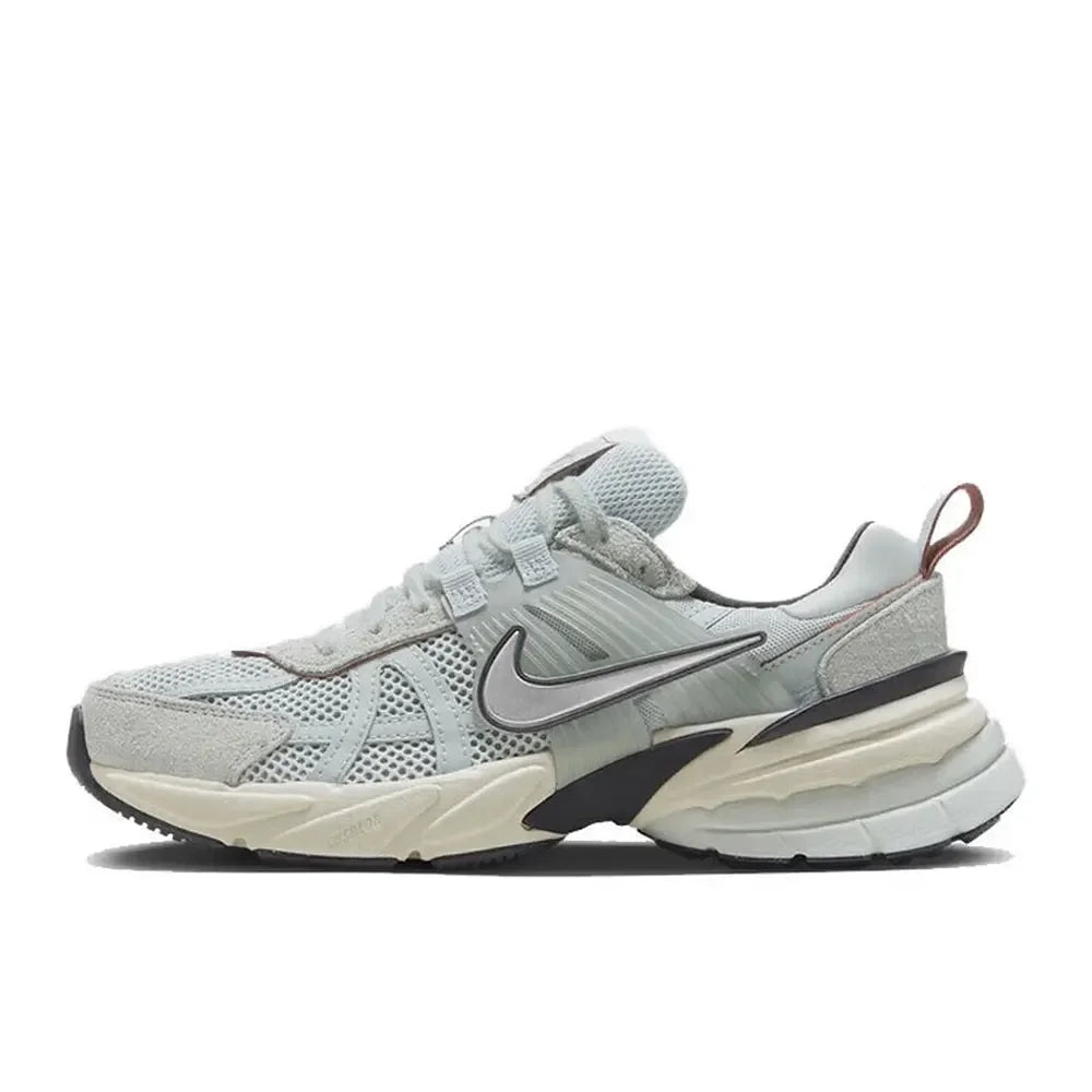 Buty do biegania Nike V2K Run Retro – wygodna amortyzacja i wytrzymała konstrukcja. Unisexowy, swobodny styl na co dzień. HF5724-061