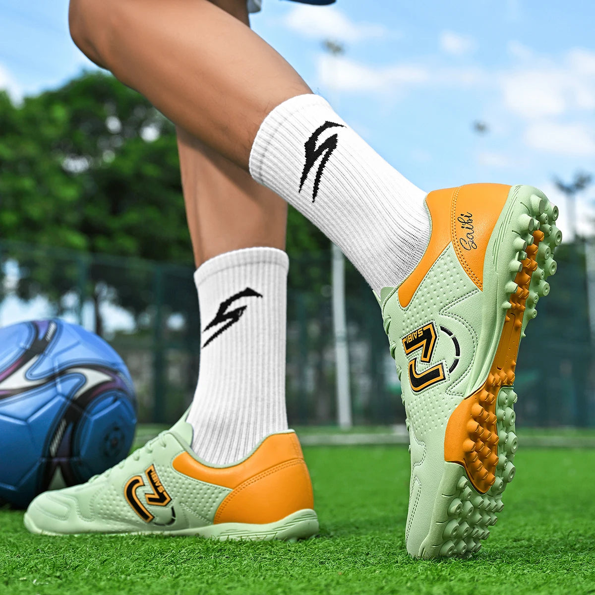 TF/FG launches new professional, personalized and fashionable football sports shoes, comfortable and breathable sports shoes